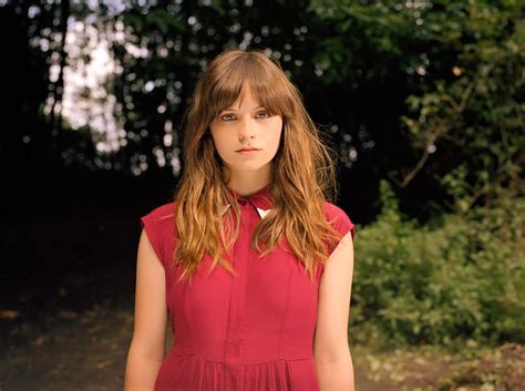 Gabrielle Aplin .